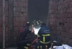 Diyarbakır'da, kağıt deposunda çıkan yangın yarım saatte söndürüldü