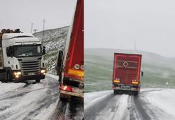Sahara Geçidi'ne kar yağdı, sürücüler zor anlar yaşadı