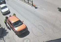 Amasya'da yol ortasında bozulan aracı trafik polisleri itti