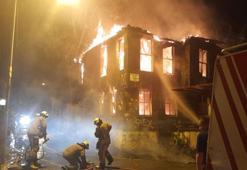 Fatih'te 2 katlı ahşap bina alev alev yandı