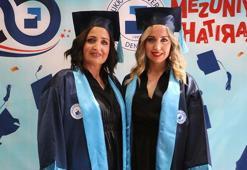 Anne ile kızı sınıfta sıra arkadaşı olup, birlikte mezun oldu