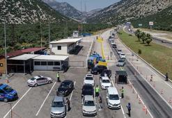 Antalya girişinde 2 kilometrelik araç kuyruğu; denetim yapan jandarmadan tatilcilere çikolata ikramı