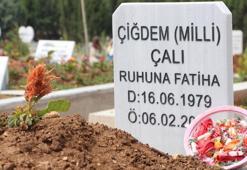 Deprem kurbanlarının mezarına, yakınları bayram şekeri koydu