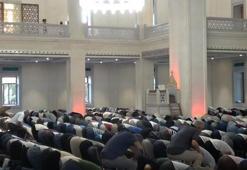 İzmirliler bayram namazı için camileri doldurdu