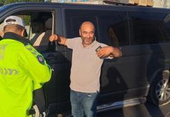 Kontrol noktasında durdurulan sürücülere polisten 'derin nefes alıp rahatlayın' tavsiyesi