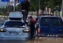 Amasya'da sel sularının ortasında mahsur kalan aileyi itfaiye ekipleri kurtardı