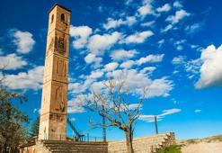 Tarihi Kırık Minare'den taşlar düşmeye başladı