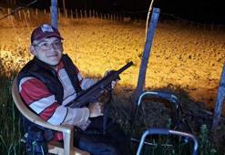 Ürünlerini yaban hayvanlarından korumak için tüfekle nöbet tutuyor