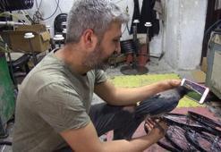 Sultangazi'de beslediği yavru kargayla sokaklarda geziyor tuvaletini yap dediğinde yapıyor