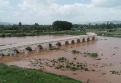 Yağışlar arttı; tarihi Eğri Köprü'nün 18 gözünden de yıllar sonra su aktı