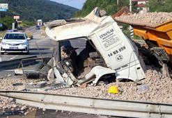 Freni patlayan kamyon toprak yoldan D-100 karayoluna uçtu: 2 yaralı