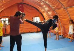 Deprem çadırında kick boks