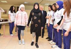 Depremde bacaklarını kaybeden anne ve kızı, protezle ayağa kalktı