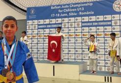 Öğretmeni spor kursu için ikna etti; judoda Balkan şampiyonu oldu