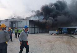 Adana'da, polyester fabrikasının yatakhanesinde çıkan yangın korkuttu