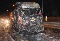 Bariyerlere çarpan TIR, alev aldı; sürücü 2.88 promil alkollü çıktı