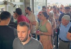 Dilucu Sınır Kapısı'nda cep telefonlarını kayıt altına aldırma kuyruğu