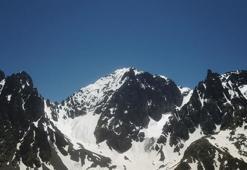 Kaçkar Dağları'nda buzul tırmanışında düşen dağcı için kurtarma çalışması