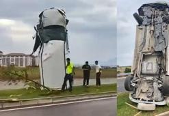 Savrulan kamyonet refüjde dik durdu