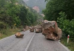 Kütahya'da kaya düşen yol trafiğe kapandı