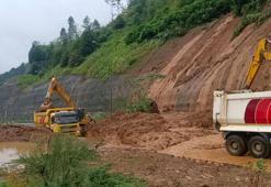 Bolu Dağı Tüneli çıkışında kayan toprağı kaldırma çalışmaları başladı