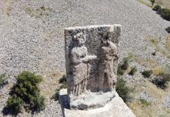 Depremde yıkılan 'Tokalaşma Sütunu' ziyarete açıldı