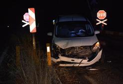 Hemzemin geçitte otomobil, bariyerlere çarptı; anne ile oğlu yaralandı