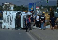 Tuzla’da hafriyat kamyonu devrildi