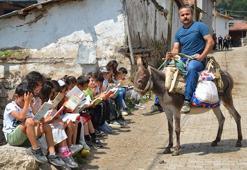 'Eşekli kütüphane' hizmetini gönüllü olarak yapıyor
