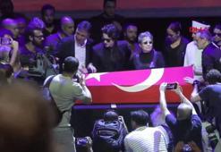 Sanatçı Özkan Uğur için ilk tören AKM'de düzenlendi.