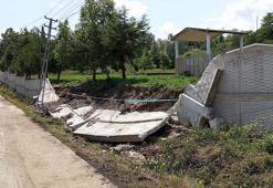 Sağanak nedeniyle biriken su, okul bahçesinin duvarını yıktı