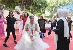 Depremzede zihinsel engelli Gamze'nin düğün hayalini komşuları gerçekleştirdi