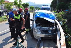 Otomobille çarptığı köprünün demir korkuluğu vücuduna saplanan sürücü öldü