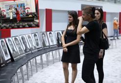 Depremde ölen kardeşinin kep ve cübbesini giyip diplomasını aldı