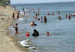 İzmirliler sıcakta denize girdi, ağaçların gölgesinde serinledi