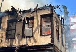 200 yıllık ev yandı, mahalleli maskeyle söndürme çalışmalarına katıldı