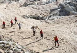 Kırılan buzulların arasına düşüp kaybolan 2 kişiyi arama çalışmaları yeniden başladı