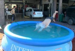 Kartal'da sıcaktan bunalan esnaf kurduğu portatif havuzda serinledi