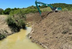 Bartın’da selde zarar gören sanayi sitesinin yanındaki derede ıslah çalışması