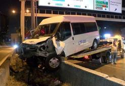 Kadıköy D-100 Karayolu'nda servis minibüsü beton bariyerlere çarptı: 4 yaralı