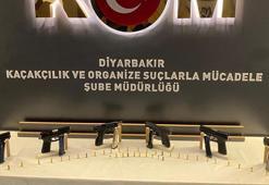 Silah kaçakçısının tabancaları özel bölmeli masada ele geçirildi