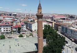 Tarihi minarenin kayıp yazıları 'bisküviden' çıktı