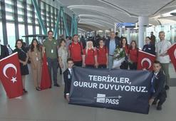 Dünya şampiyonu genç milliler, İstanbul Havalimanı'nda çiçeklerle karşılandı