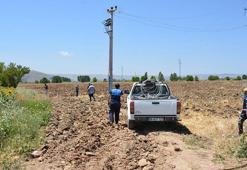 Traktörle tarla sürerken yüksek gerilim hattını koparıp, kaçtı