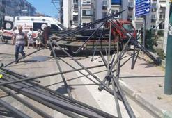 Demir profil yüklü kamyonet, kırmızıda bekleyen otomobille motosiklete çarptı; 2 yaralı