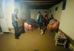 Doğubayazıt'ta sağanak sele neden oldu; evleri su bastı