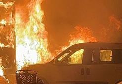 Park halindeki otomobilde çıkan yangın, yandaki 2 araç ile marketin deposuna sıçradı