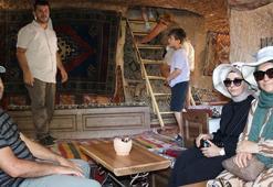 Turistler oyma peribacalarındaki kafelerde serinliyor