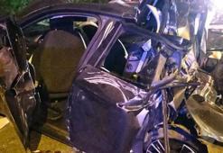 Otoyolda TIR, çekici ile otomobile çarptı: 2 ölü, 2 yaralı