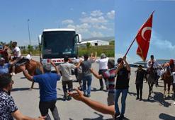 Endonezyalı gelini atlı ciritçiler karşıladı